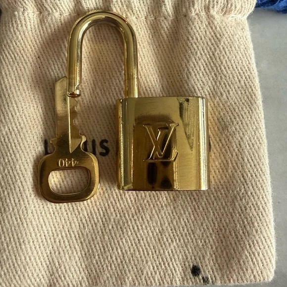 Louis Vuitton Silver Padlock - Picture 13 of 13